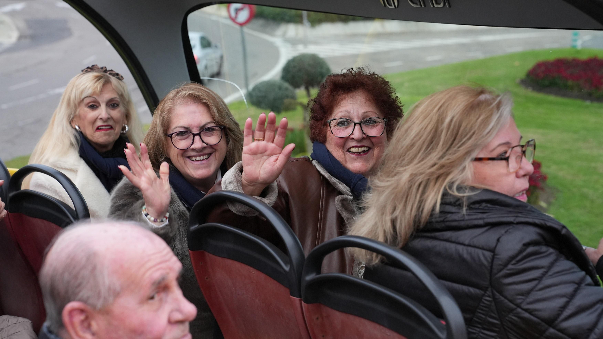 Los mayores participan en un recorrido urbano en autobuses turísticos dentro de la actividad “Coro de Coros”.