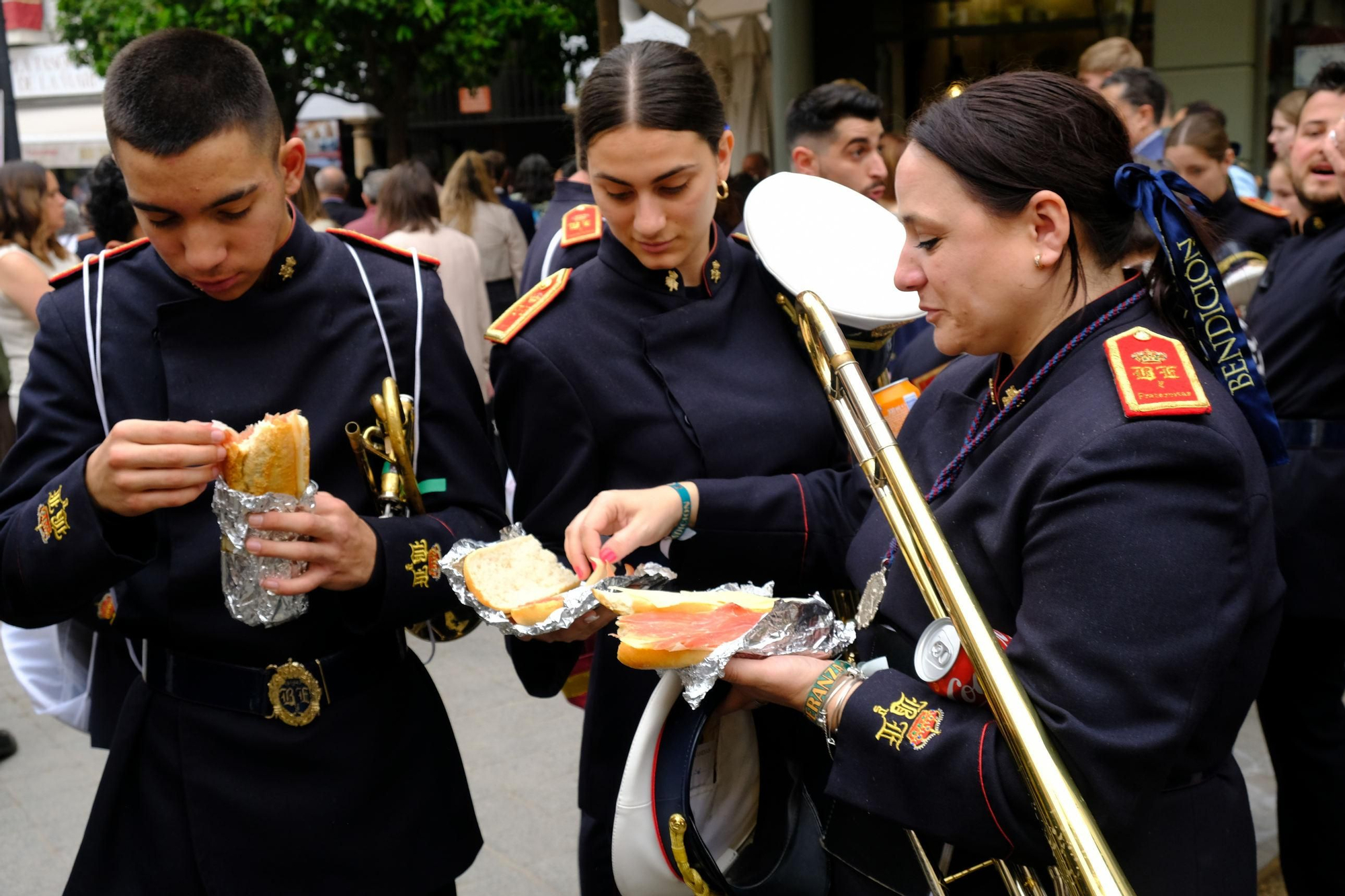 La banda de música del Cristo de la Estrella tomándose un bocata y preparándose
