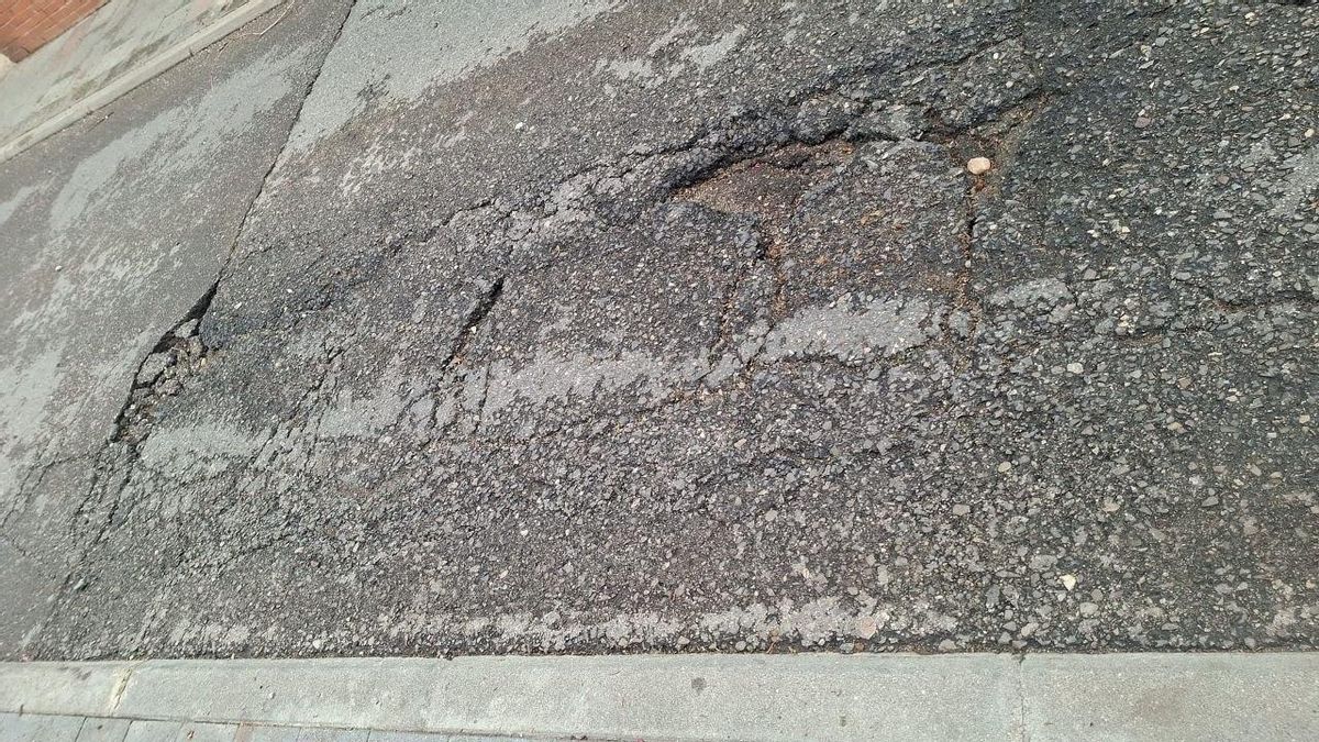 El firme del barrio está permanentemente agrietado