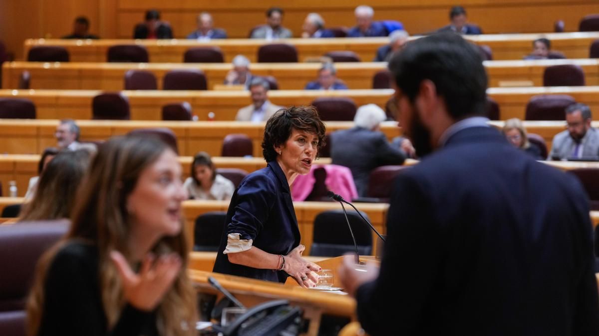 La ministra de Inclusión, Seguridad Social y Migraciones, Elma Saiz, durante una sesión de control en el Senado