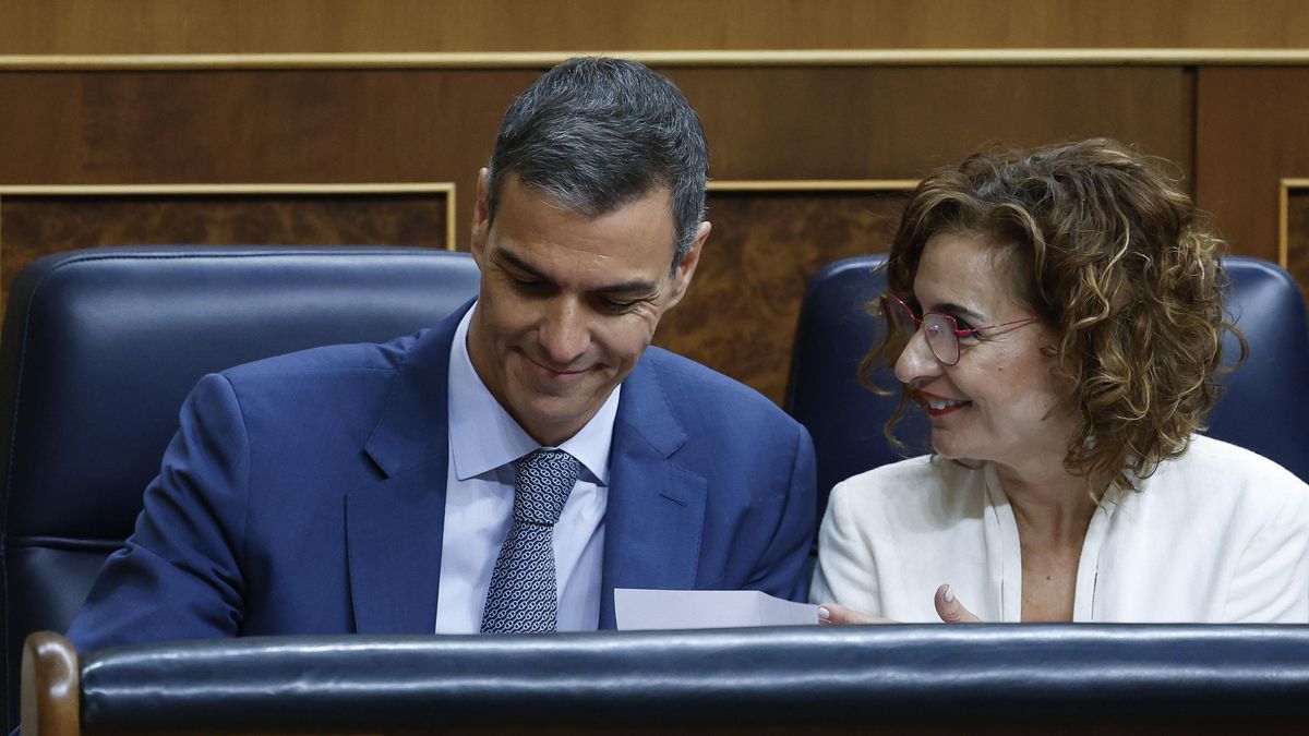 Pedro Sánchez y la vicepresidenta y ministra de Hacienda, María Jesús Montero.