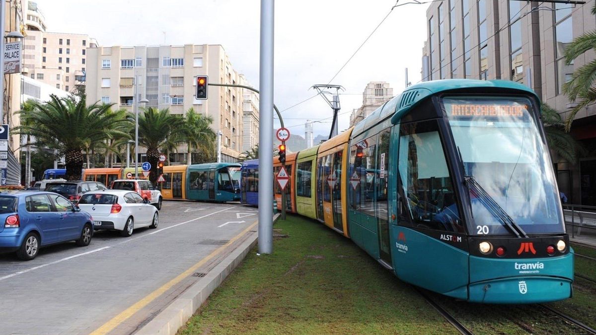 Tranvías de Tenerife, circulando por el centro de Santa Cruz.