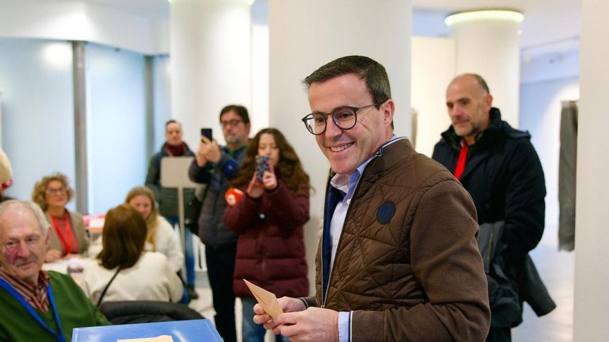 El candidato socialista Miguel Ángel Gallardo vota en Villanueva de la Serena el 21 de diciembre de 2025