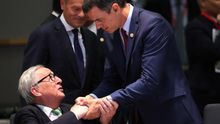 El presidente de España, Pedro Sánchez (d), saluda al presidente de la Comisión Europea, Jean-Claude Juncker.