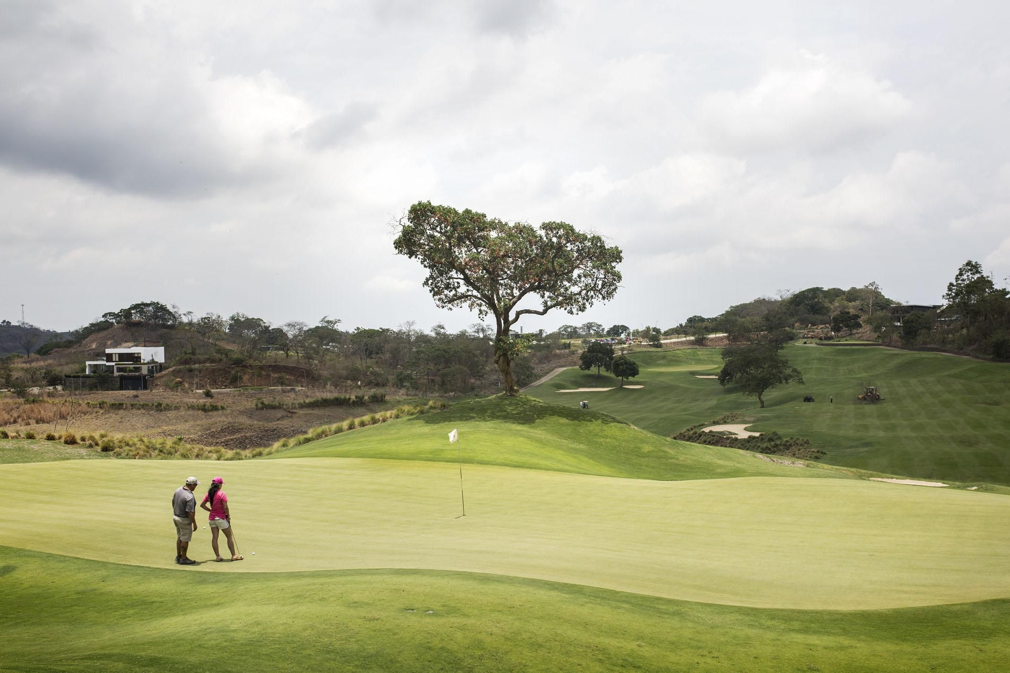 El Encanto Villas & Golf es el último gran residencial de lujo construido a las afueras de San Salvador. Rodeado de comunidades sin acceso al agua corriente y con fuerte presencia de pandillas, este complejo en el que las viviendas oscilan a medio millón de dólares, contiene varias piscinas y un campo de golf de 18 hoyos con el césped continuamente irrigado.
