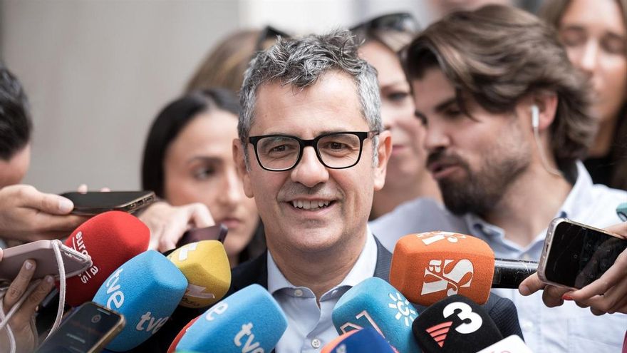 El ministro de la Presidencia, Justicia y Relaciones con las Cortes, Félix Bolaños, atiende a los medios a su llegada a la reunión de la Comisión Ejecutiva Federal (CEF) del PSOE, en la sede del PSOE en Ferraz, a 5 de octubre de 2026, en Madrid (España).