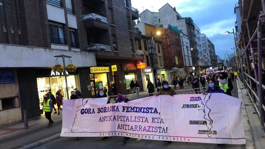 Pancartas en la cabecera de la manifestación de Vitoria
