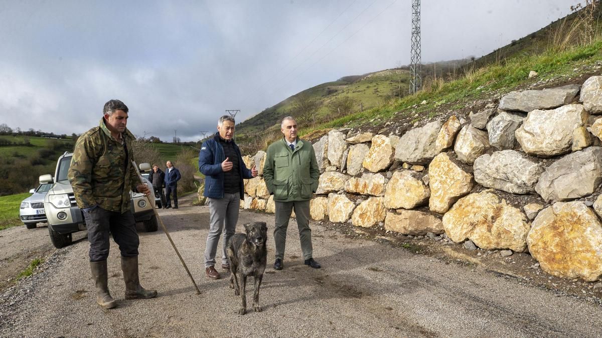 Fotografía de archico del consejero de Fomento, Roberto Media, en una visita a Campoo de Enmedio.