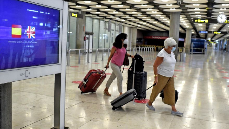 Dos pasajeras con maletas en la terminal T1 del Aeropuerto de Madrid-Barajas Adolfo Suárez, en Madrid (España).