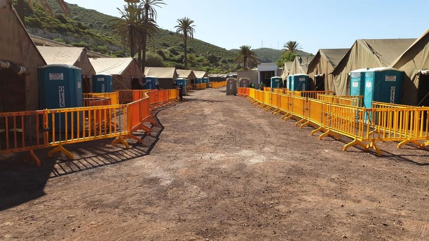El Defensor del Pueblo visita de nuevo los campamentos de migrantes instalados en Canarias