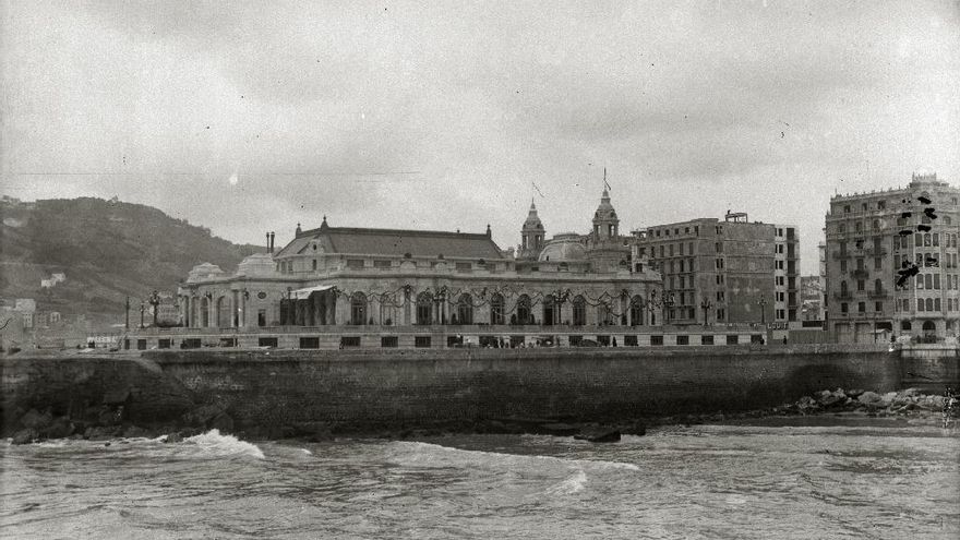 En primer plano el puente de la Zurriola, frente y lateral del "Casino Gran Kursaal". La fotografía fue tomada el 31 de julio de 1922