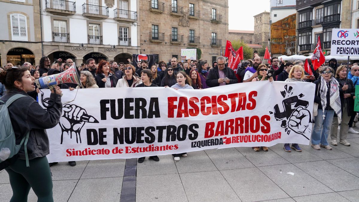 Concentración de protesta contra el mitin del presidente de Vox, Santiago Abascal, en un acto público en Avilés a escasos metros de la concentración.