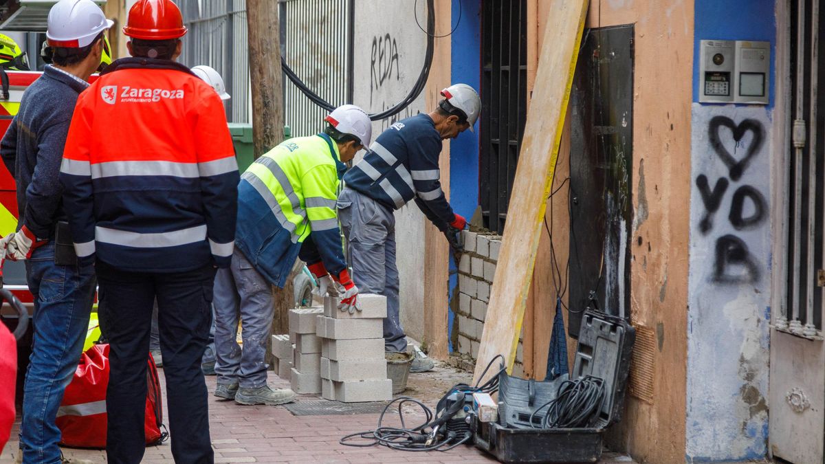 Proceso de tapiado de los accesos al edificio situado en la calle de Pignatelli de Zaragoza.