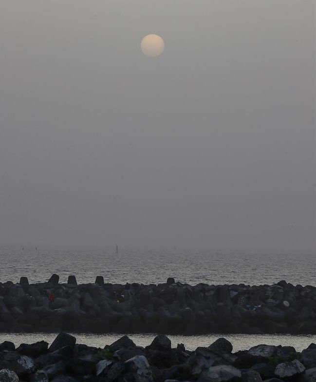 El Sol, semioculto por la densa calima en Las Palmas de Gran Canaria