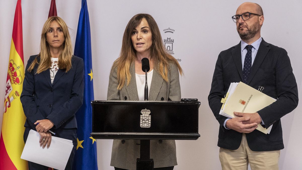 Rebeca Pérez (c), el teniente de alcalde de Movilidad, Gestión Económica y Contratación del Ayuntamiento de Murcia, José Francisco Muñoz (d), y la concejala de Bienestar Social, Familia y Salud del Ayuntamiento de Murcia, Pilar Torres (i). EFE/Marcial Guillén