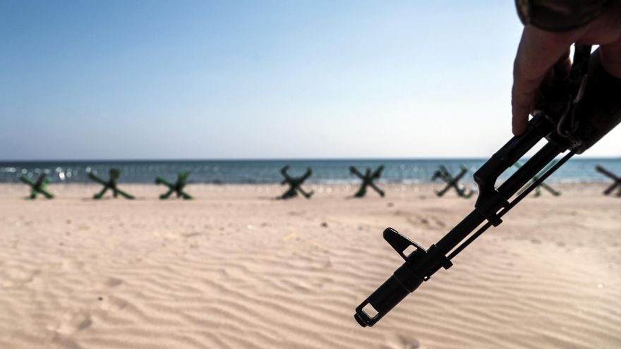 Un soldado monta guardia en una de las playas que rodean la ciudad de Odesa, en una imagen de archivo.- EFE/Manuel Bruque