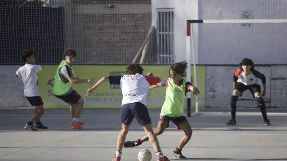 Quienes ya no pueden pagar un gimnasio o una escuela deportiva privada se acercan a los clubes de barrio.