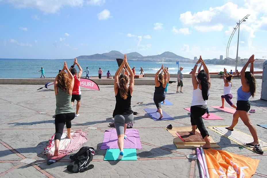 Clase de Yoga gratis frente al mar de la mano de Bodyplay. (Canarias Ahora).