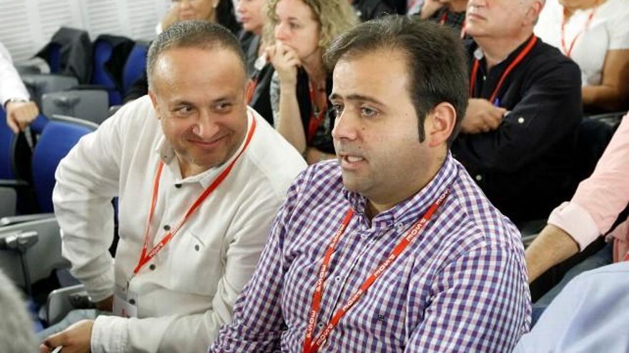 El presidente del Consejo Comarcal del Bierzo, Gerardo Álvarez Courel, junto al secretario del PSOE de León, Tino Rodriguez, en el Comité Federal del PSOE.