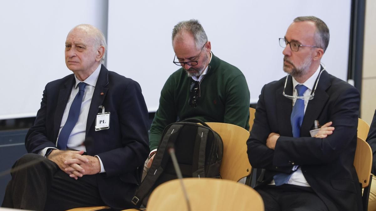 El exministro del Interior con el PP Jorge Fernández Díaz (i) y su número dos, Francisco Martínez (d), ex secretario de Estado de Seguridad, sentados en el banquillo de la Audiencia Nacional durante el juicio contra la operación Kitchen. EFE/ Javier Lizon //POOL