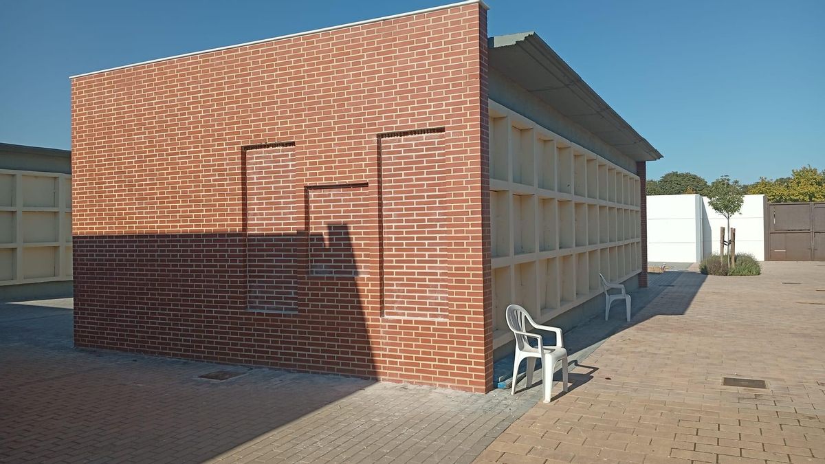 Las placas ya han sido retiradas del bloque de nichos del cementerio de Benifaió.