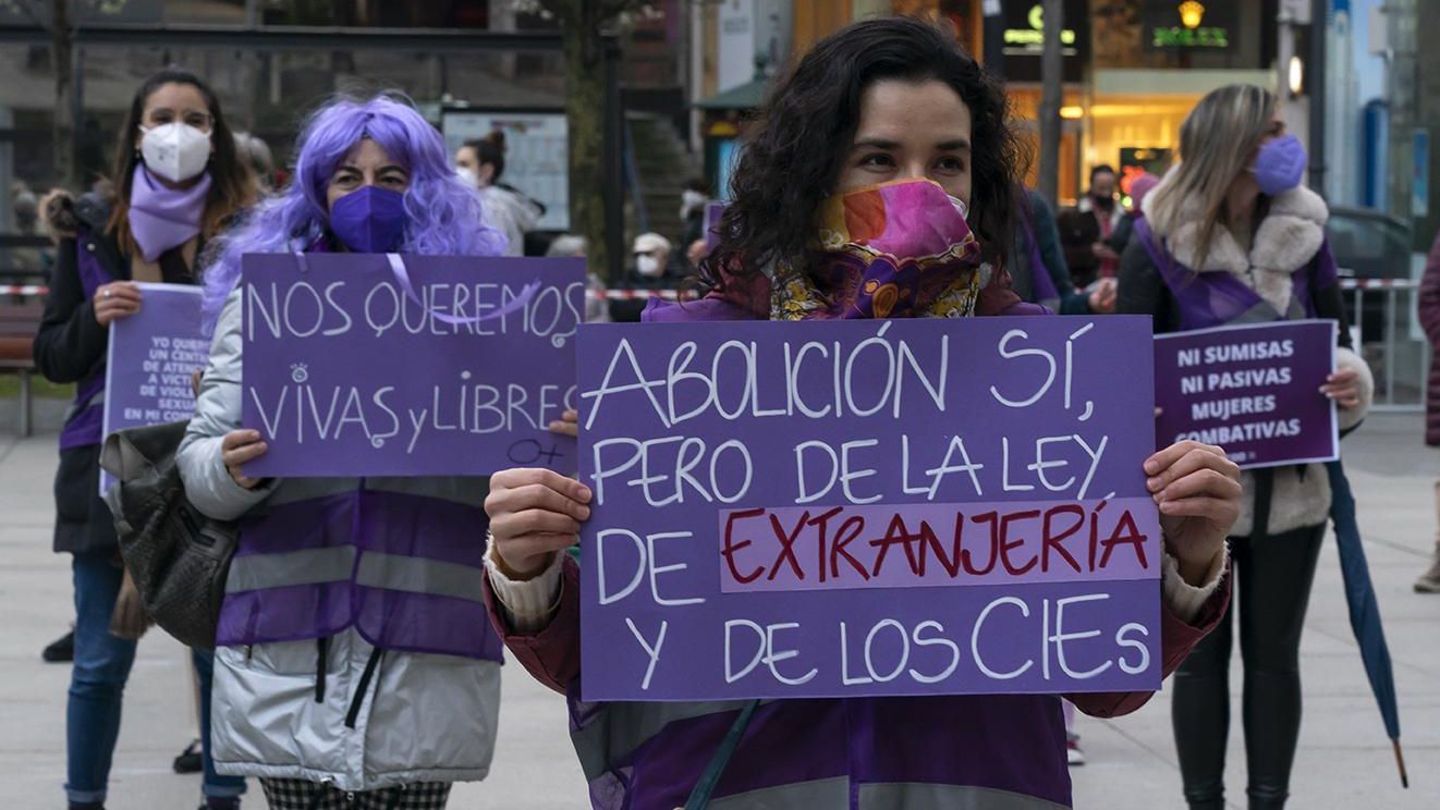 Pancartas feministas en la reivindicación de las mujeres por el 8M en Santander.