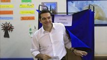 Alexis Tsipras, primer ministro griego y candidato de Syriza, sale de una cabina electoral para depositar su voto. / EFE