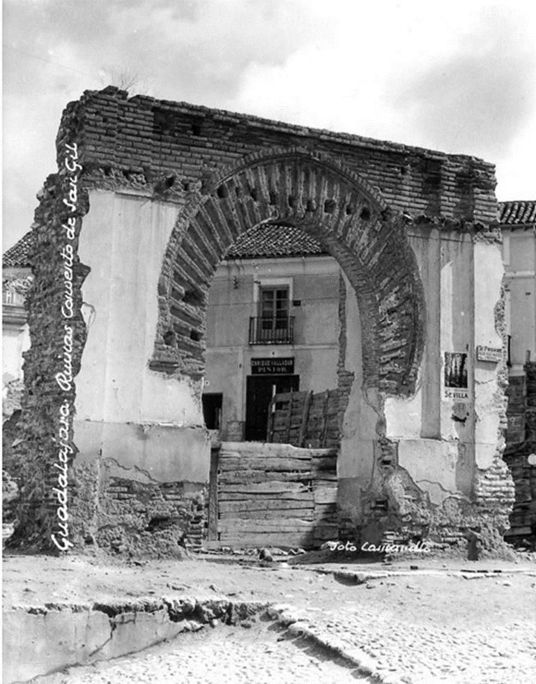 Arco de las ruinas de la antigua iglesia mudéjar de San Gil de Guadalajara, antes de su derribo, en cuyo atrio se decidió la insurrección comunera en la ciudad