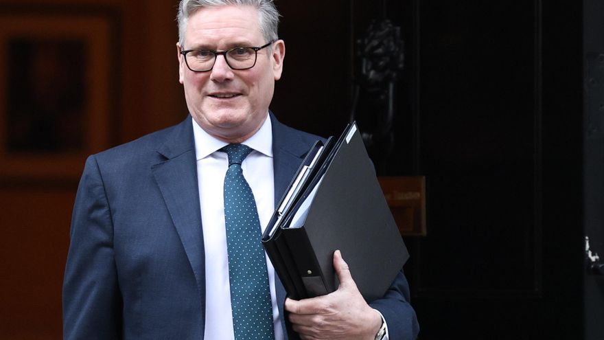 - El primer ministro británico Keir Starmer abandona Downing Street en Londres, Reino Unido, 02 de marzo de 2026. Starmer está esperado para dar un comunicado sobre la situación en curso en Oriente Medio con la operación militar conjunta en curso entre EE.UU. e Israel, que comenzó con ataques en todo Irán en las primeras horas del 28 de febrero (Reino Unido, Londres) EFE/EPA/NEIL HALL