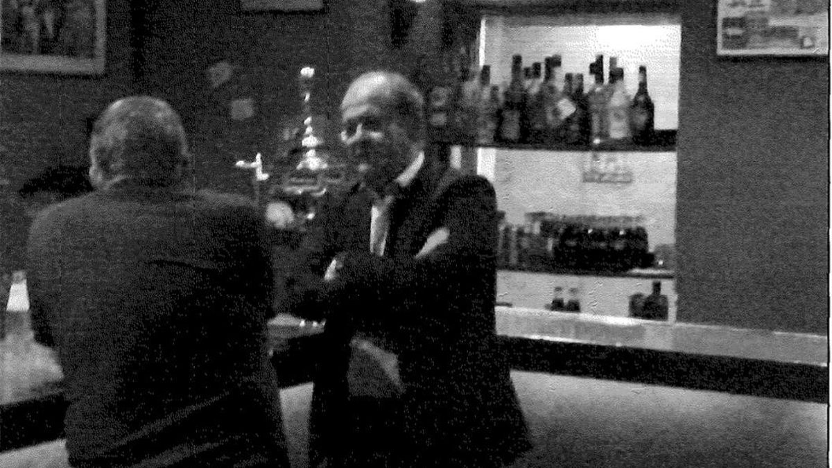 Cerdán and the director of Acciona Pelegrini talk at the bar of the 'Penta', a pub in Malasaña, in the center of Madrid