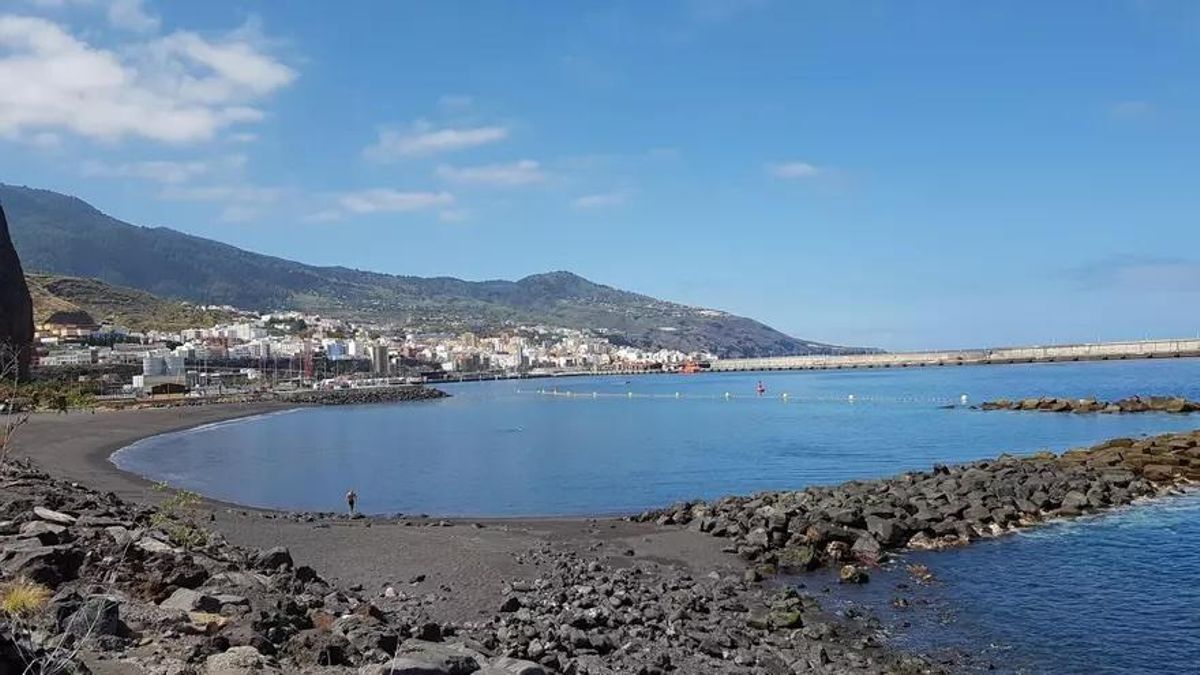 En la imagen, la playa de Bajamar, en Breña Alta, con el puerto de Santa Cruz de La Palma al fondo.