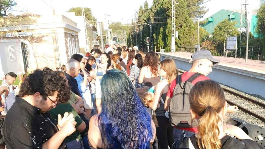 Retrasos y aglomeraciones por obras en el Metro de València el día en el que se recupera el servicio en la zona DANA