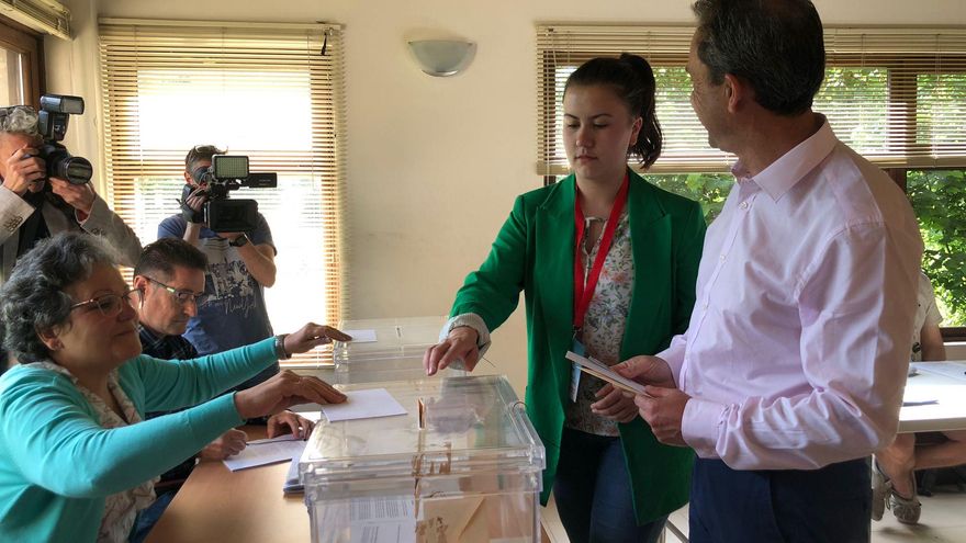 El candidato a la presidencia de Asturias por Convocatoria por Asturias (IU- Más País - IAS) Ovidio Zapico vota junto a su hija.
