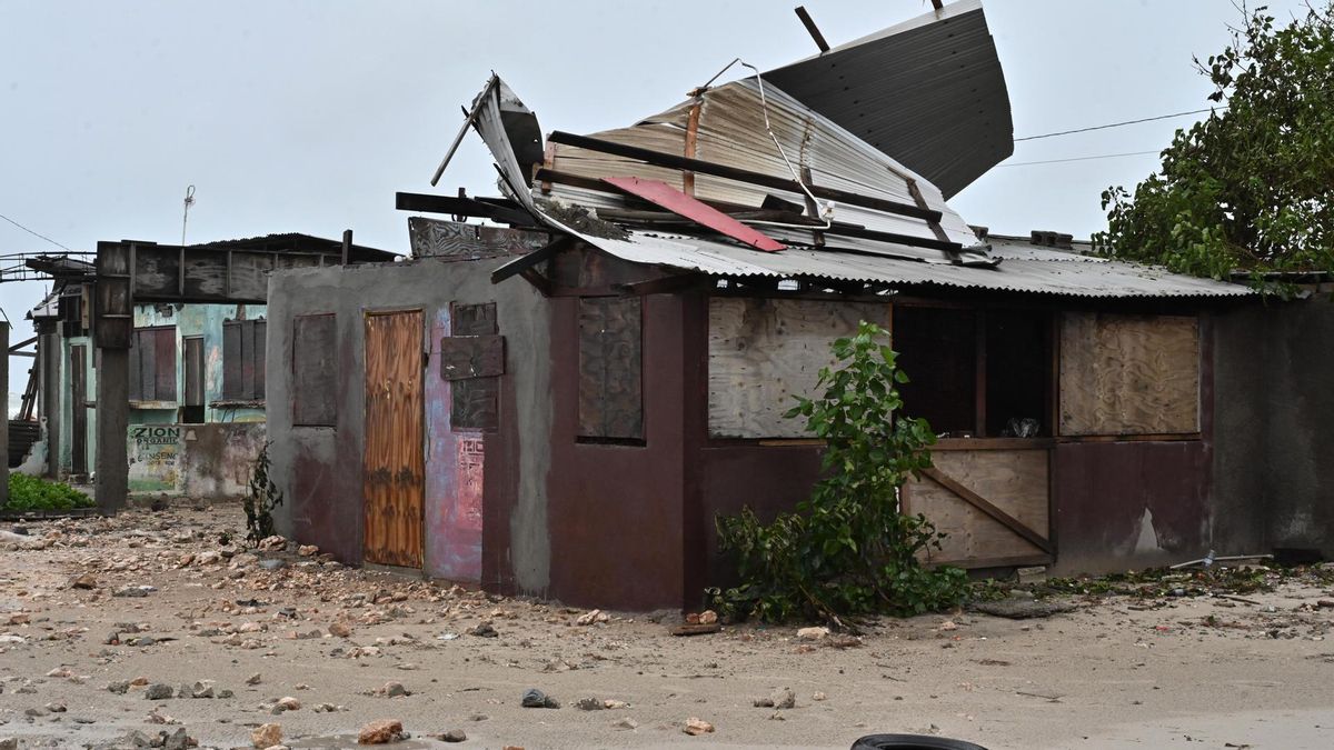 Imagen de una casa dañada por los vientos asociados al huracán Melissa el lunes 27 en Portmore (Jamaica).