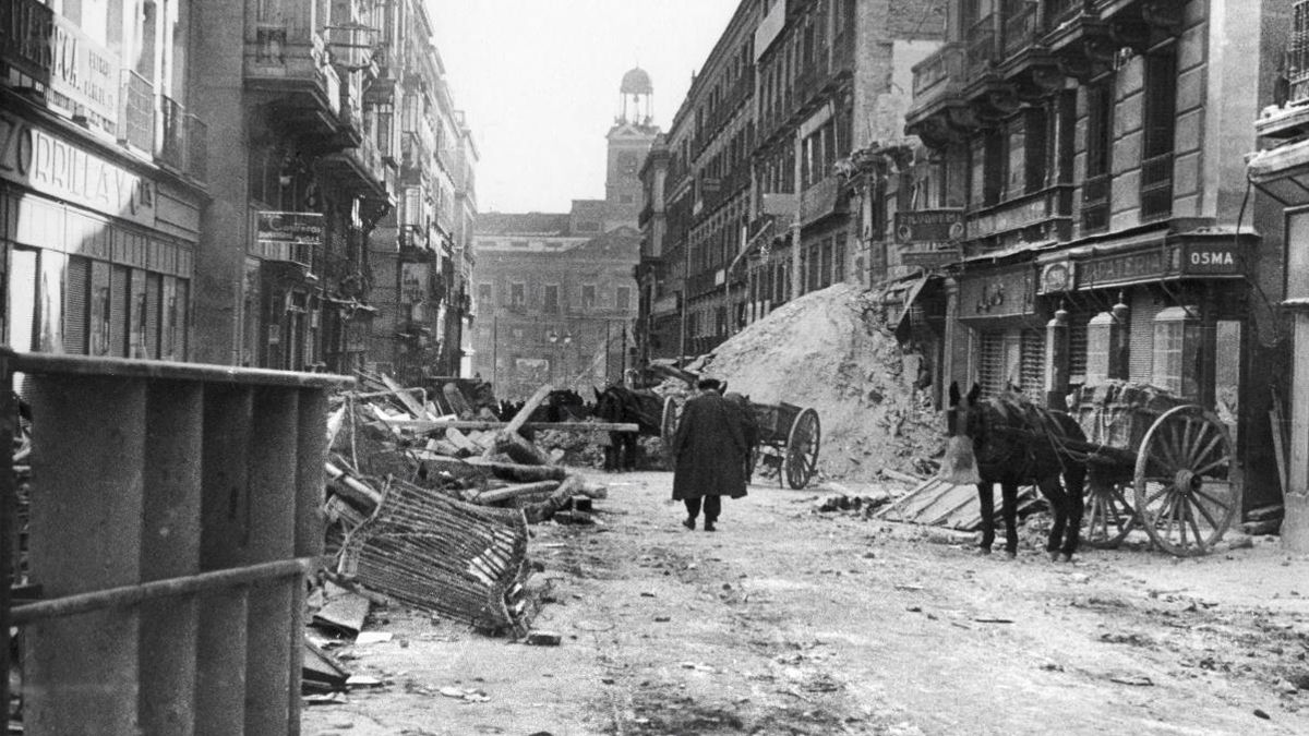 La calle Preciados en plena Guerra Civil, con Sol al fondo.