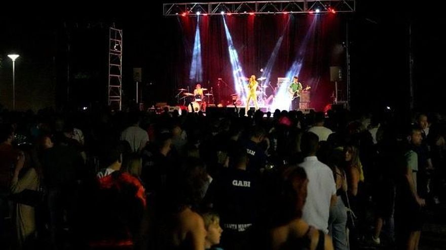 Momento de un concerto del AjoRock en Santa Marina del Rey.