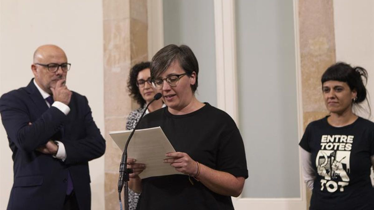 Diputadas independentistas durante la lectura de la declaración sin valor jurídico
