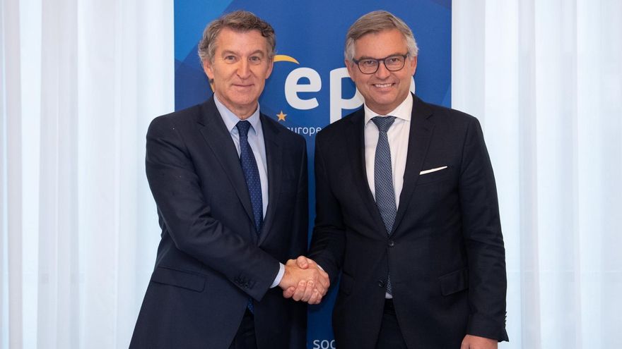 El líder del PP, Alberto Núñez Feijóo, mantiene una reunión en Bruselas con el comisario de Interior y Migraciones de la UE, Magnus Brunner.