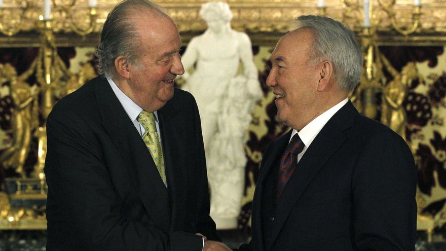 Juan Carlos I y Nursultán Nazarbáyev se saludan durante una visita del presidente kazajo a España en 2013.