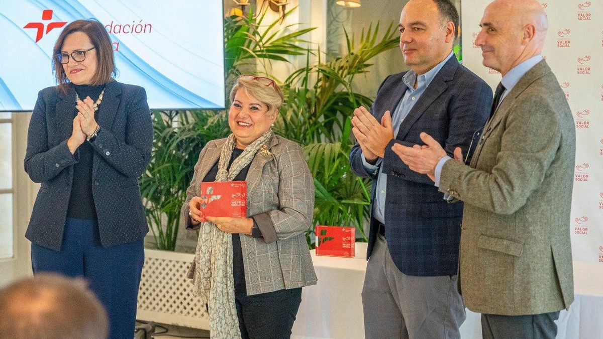 May Bernal, miembro de la Junta directiva, ha recogido el galardón, junto a Yurena Santana, madrina solidaria en Cepsa.