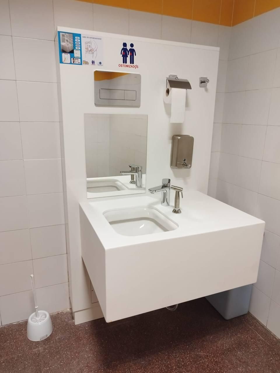 Un baño adaptado a personas ostomizadas en el Centro de Especialidades de Azuqueca de Henares