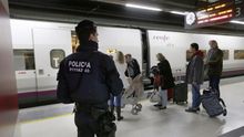 Desalojan dos trenes en Sants y la estación de Atocha por una falsa alarma