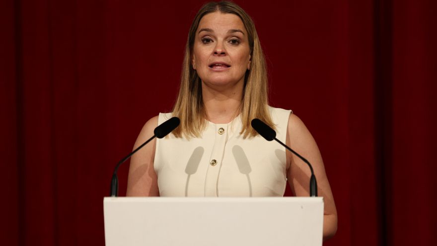 La presidenta de Baleares, Marga Prohens, atiende a los medios de comunicación, tras su encuentro con el presidente del Gobierno, Pedro Sánchez.