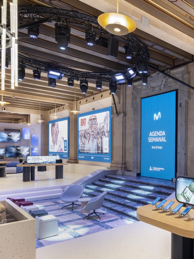 Pantalla-puerta de conexión con la zona de la Fundación