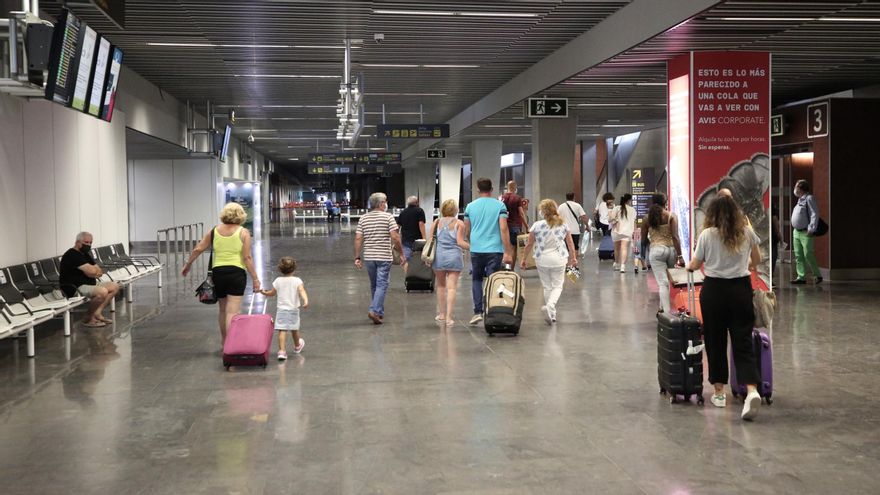 Hay alternativas a la subvención del 75%, que encarece los billetes de avión y dificulta volar a canarios no residentes