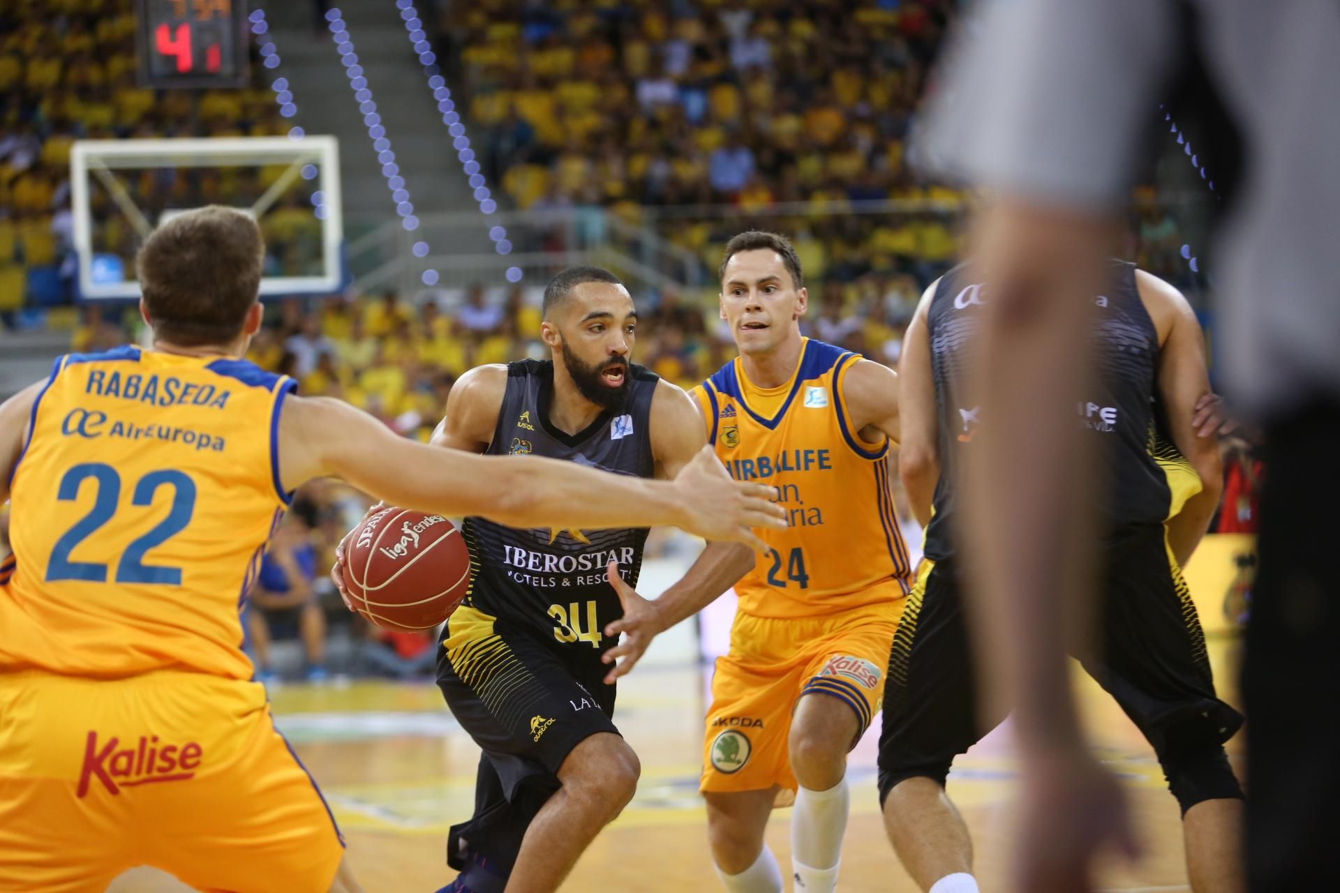 Imágenes del encuentro entre Herbalife Gran Canaria - Iberostar Tenerife. Alejandro Ramos.