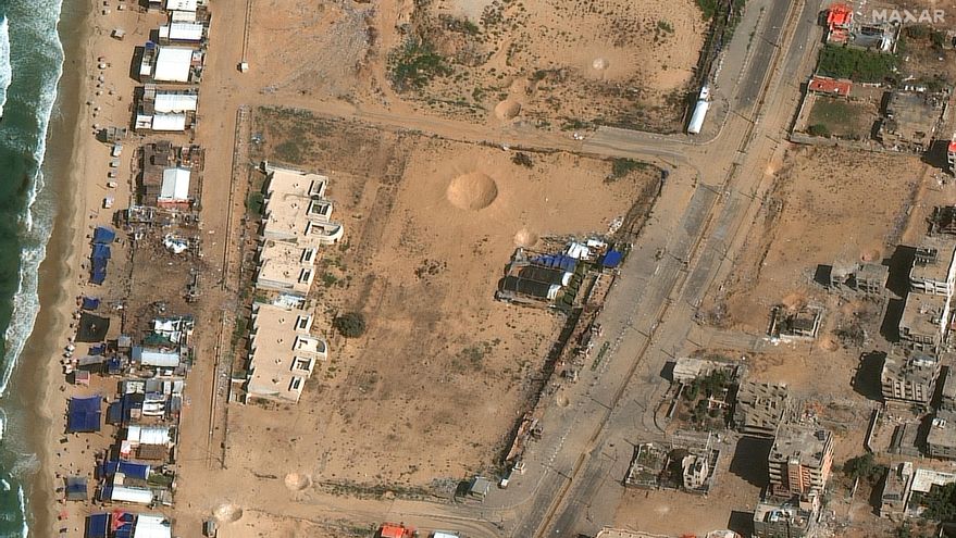 Cráteres de un ataque aéreo en la carretera costera de la ciudad de Gaza.