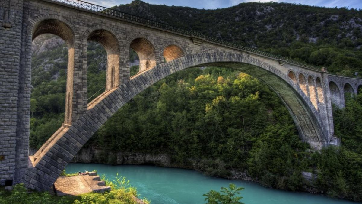 Situado a poco más de 100 kilómetros al oeste de Liubliana, es uno de los monumentos más fotografiados del país