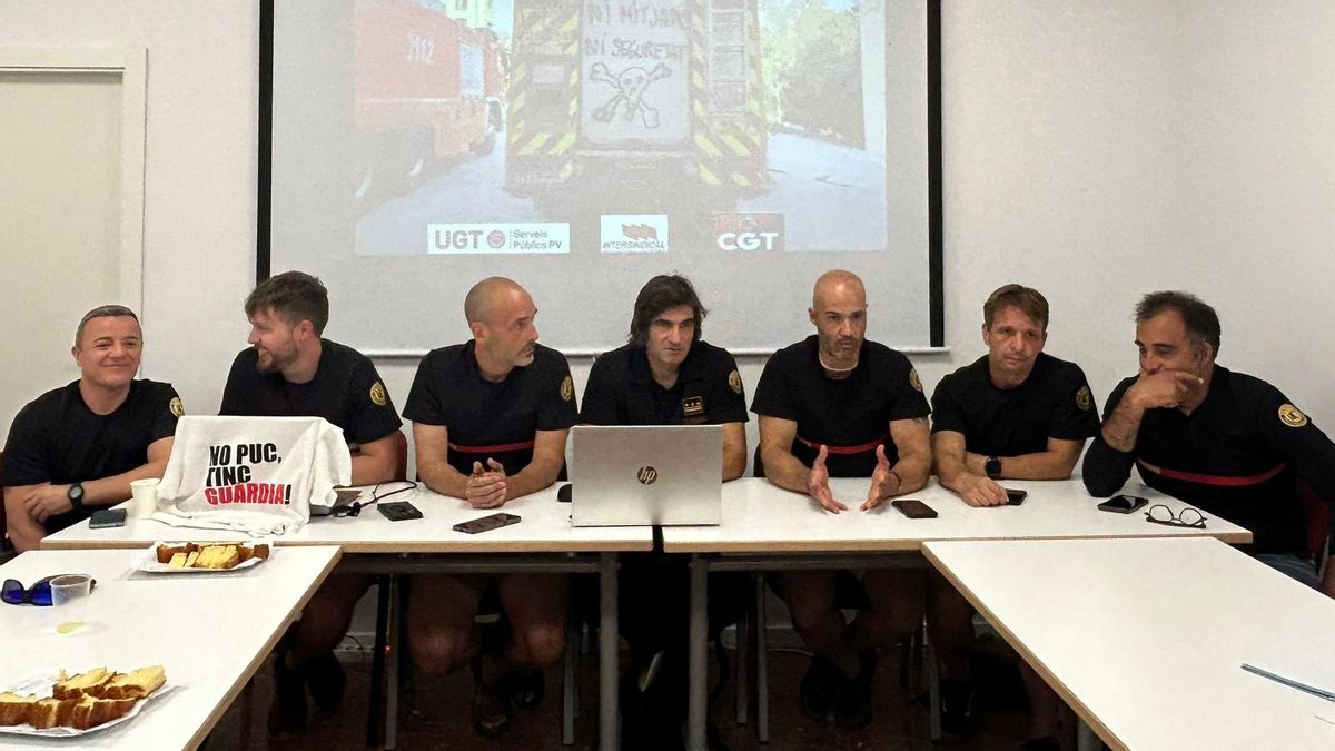 Un momento de la rueda de prensa ofrecida este martes por los representantes de los bomberos del Consorcio Provincial de Valencia.