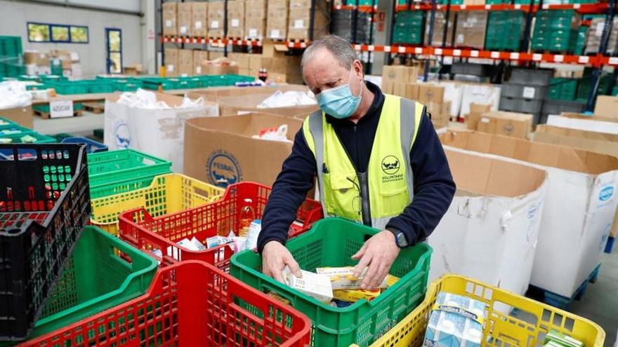 Voluntarios del Banco de Alimentos de Asturias trabajan en el almacén que tienen en el polígono de Argame en Oviedo.